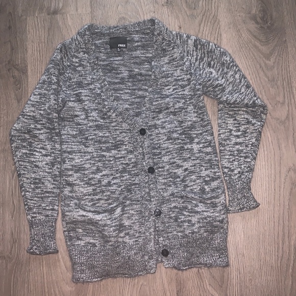 Sweaters - Aritzia Wilfred Free Cardigan Size Medium Grey w/pockets in front, buttons